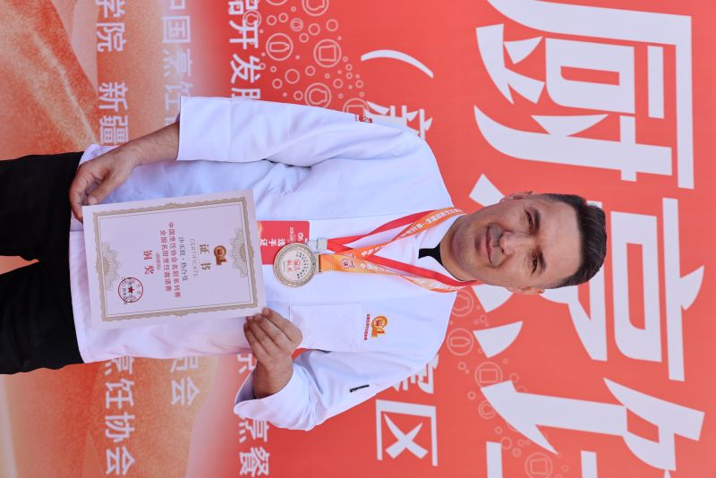 سەمەت راخمان ئۇستام مۇكاپاتلىنىشتا